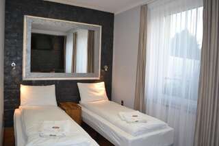 Отели типа «постель и завтрак» Villa Vip Гнезно Двухместный номер с 2 отдельными кроватями и душем-2